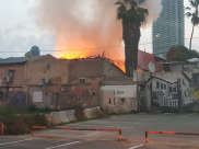 يافا:حريق كبير يتسبب بأضرار مادية ومخاوف من محتجزين بحي المنشية 